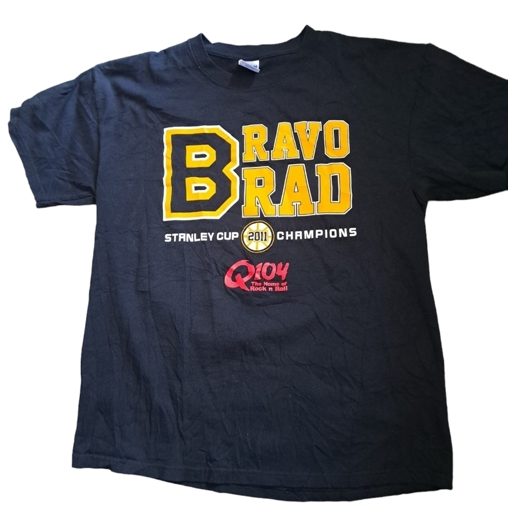 BRAVO BRAD Boston Bruins Stanley Cup champions black tee Gildan hockey Q104 LG